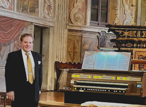 Il m° Roberto Maria Cucinotta Il m° Roberto Maria Cucinotta