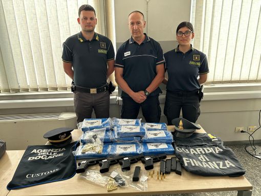 Auto imbottita di droga e armi fermata al valico dalla Svizzera: due brasiliani in manette Auto imbottita di droga e armi fermata al valico dalla Svizzera: due brasiliani in manette