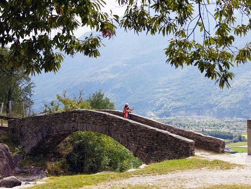 Percorsi d'autunno: la Via Crucis nella selva castanile di Biasca Percorsi d'autunno: la Via Crucis nella selva castanile di Biasca