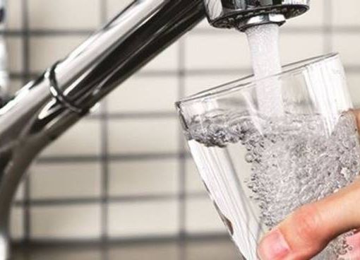 Il Movimento per il Socialismo consegna 1.300 firme a sostegno della petizione contro l’aumento delle tariffe dell’acqua potabile a Lugano