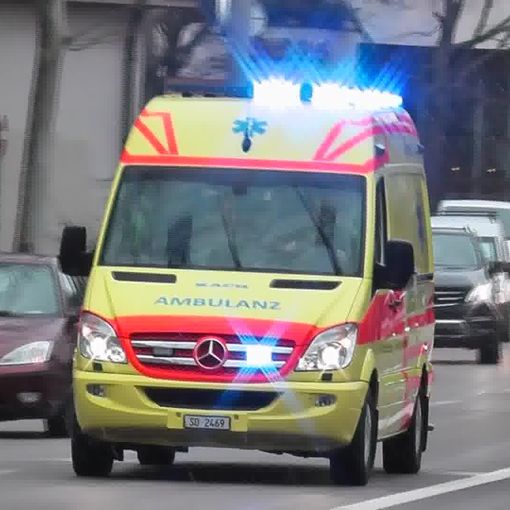 Locarno, un'auto travolge lo scooter di un postino che ora rischia la vita all'ospedale