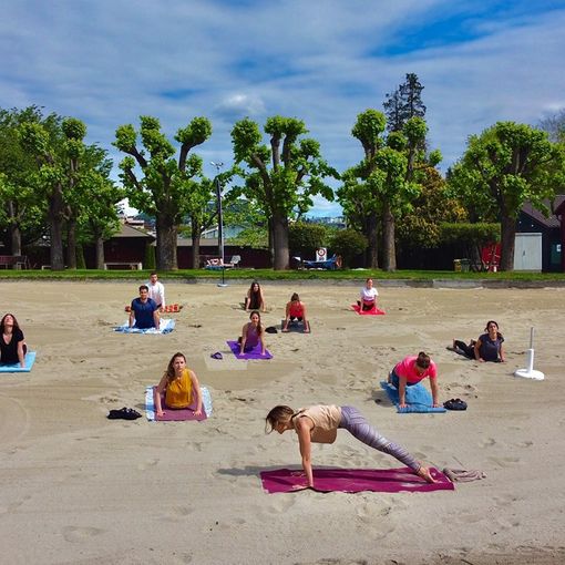 L'estate in spiaggia con il Beach Yoga al Lido di Lugano