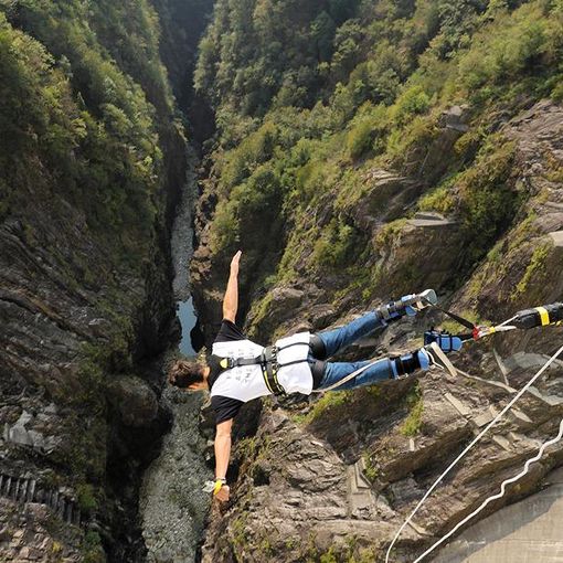 Bungee Jumping dai 220 metri della diga di Verzasca
