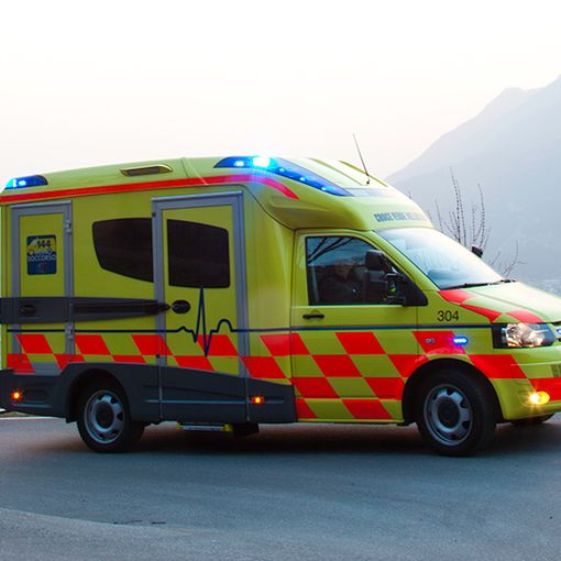 Si ferisce seriamente uscendo di strada con l'auto nei pressi di Bellinzona