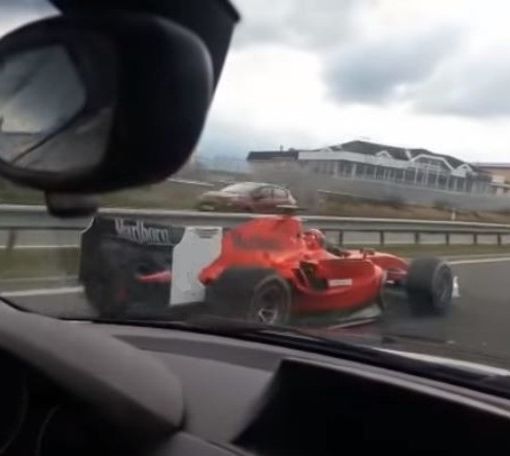In autostrada come se fosse in una pista di F1: fermato un italiano