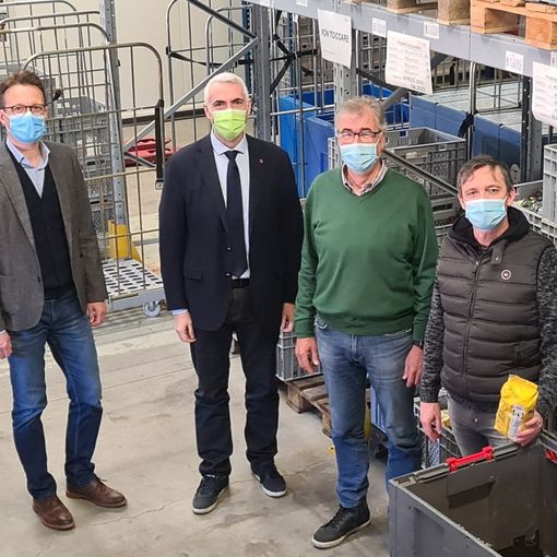 Il Presidente del Gran Consiglio Daniele Caverzasio visita al Centro logistico e di smistamento dell’Associazione Tavolino Magico a Cadenazzo