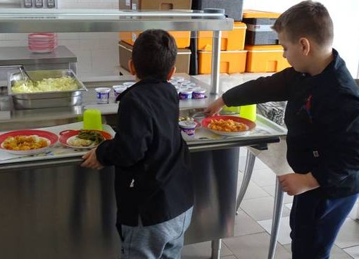 A Bellinzona cresce del 18,75% la tassa di refezione della scuola elementare: “ma il Municipio dove vive?”