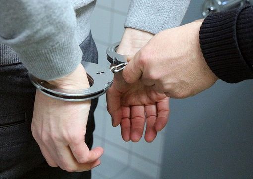 Lo fermano per non aver rispettato lo stop e gli trovano indosso 400 grammi di cocaina: arrestato un italiano