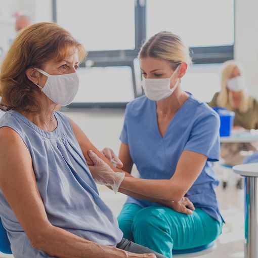 Covid-19, il Governo sensibilizza i datori di lavoro: “Sia concesso ai lavoratori di assentarsi per la vaccinazione”