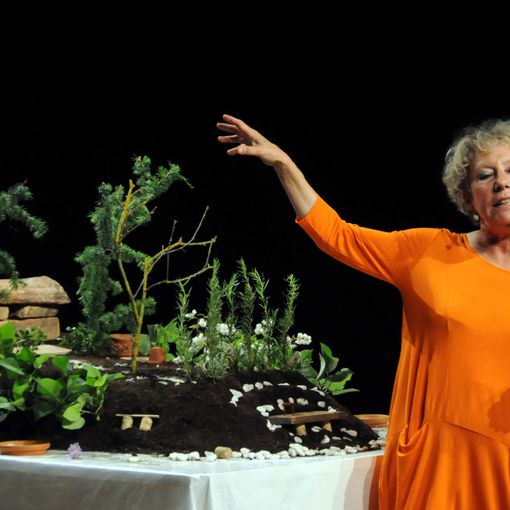 Gambarogno, teatro per tutti von “94 passi in giardino” di e con Lorenza Zambon”