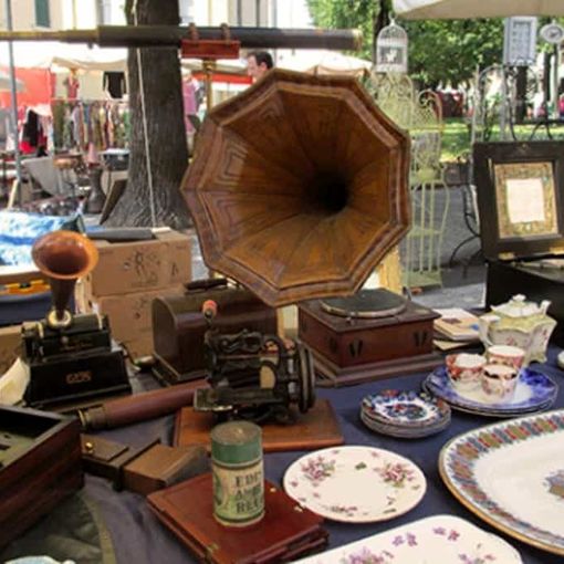 La Città Vecchia di Locarno si riempie di bancarelle colme di oggetti di antiquariato