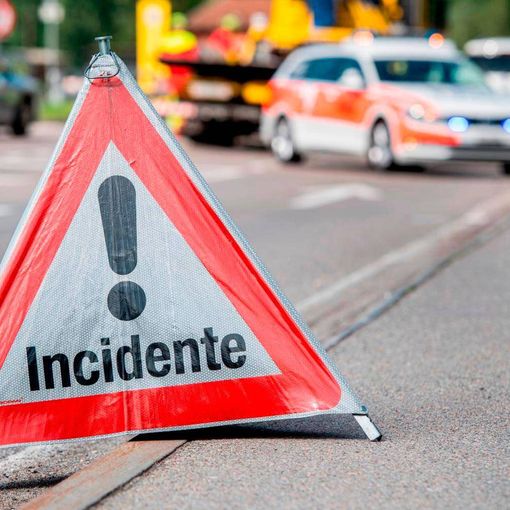 Canton Ticino, camionista italiano si ribalta sull'A2: carreggiata invasa da sacchi di cemento
