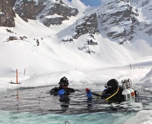 Immergersi in un lago ghiacciato? Si può in Svizzera al Lac de Lioson