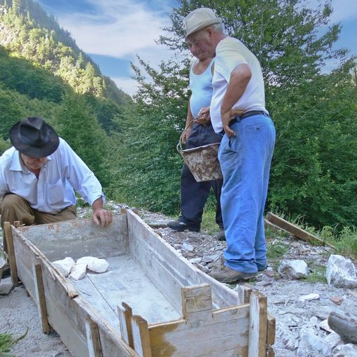 Quante storie tra le rocce: il laghetto del marmo