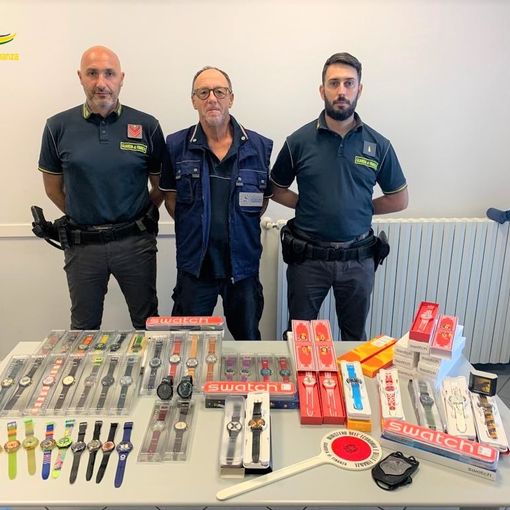 Cerca di passare il confine con 57 Swatch senza dichiararli, rischia una multa fino a 50mila euro