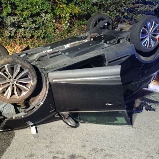 Auto va a sbattere e si ribalta, ferita una 45enne svizzera