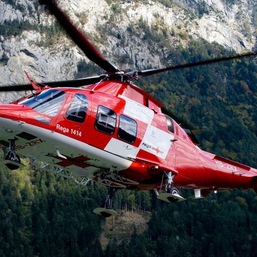 Cade da una scala appoggiata al muro: ferito in modo grave ad una gamba un operaio svizzero