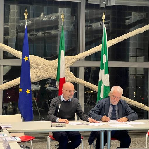 Il momento della firma della &quot;lettera di intenti per la cooperazione transfrontaliera nella ricerca di metodi per la governance territoriale&quot;