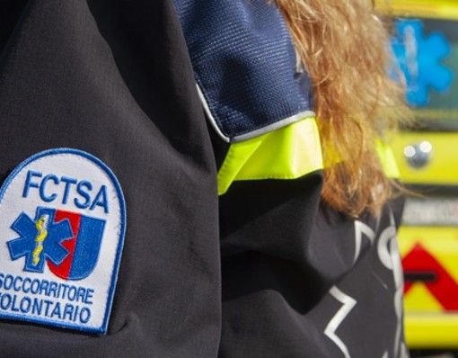 Sbanda con la moto e finisce contro un'auto: diciottenne grave in Canton Ticino