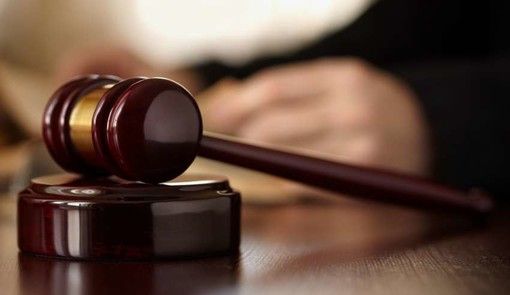 Uccise un maialino con un fucile: finisce in carcere