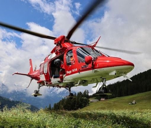 Pescatore scivola nel laghetto, trasportato in elicottero al pronto soccorso in ipotermia