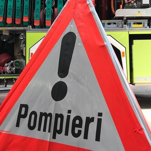 Incendio in un capannone industriale in Canton Ticino, in azione i vigili del fuoco