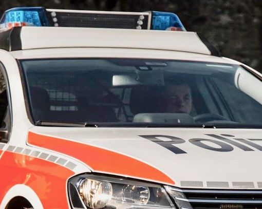 Incendia il divano, scoppia il rogo: due feriti nel Luganese