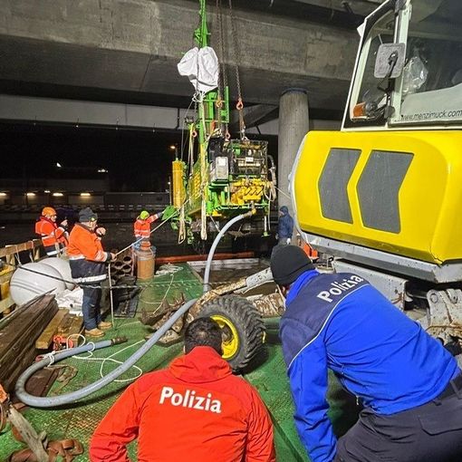 Il recupero dalle acque del lago Ceresio del pesante macchinario (foto della polizia cantonale)