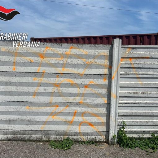 Un muro imbrattato con vernice arancione (foto da Vconews.it)