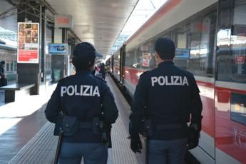 Capotreno accoltellato a Genova, il 21enne arrestato: &quot;Mi ha colpito con manganello&quot;