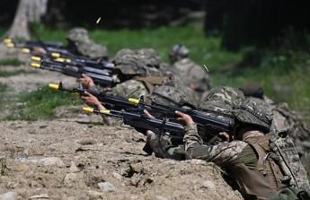 Ucraina, i soldati di Kim in guerra scoprono il porno: &quot;Distratti dal web&quot;