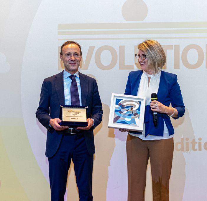 Massimo Senini, vincitore del primo premio, posa insieme all'artista Marzia Boaglio