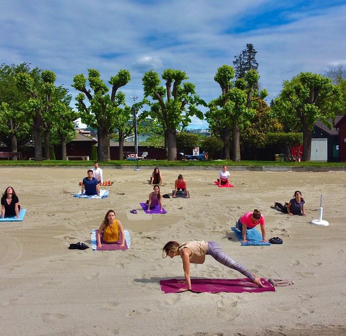 L'estate in spiaggia con il Beach Yoga al Lido di Lugano