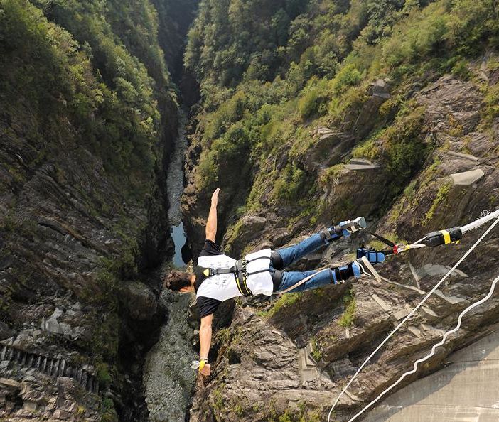 Bungee Jumping dai 220 metri della diga di Verzasca