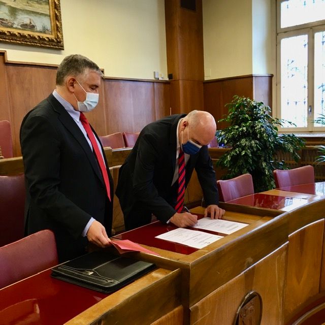 Il rieletto Sindaco, Bruno Arrigoni firma la dichiarazione di fedeltà alle Costituzioni e alle leggi di fronte al Giudice di pace Maurizio Cattaneo