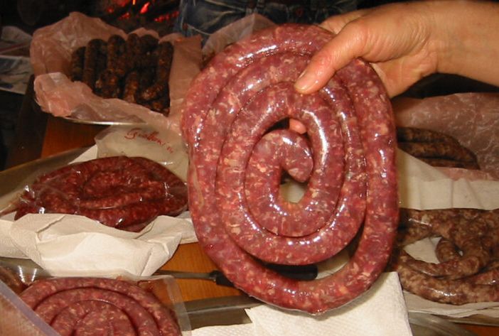 Mai gustato i prelibati “cicitt”, le lunghissime e sottili salsicce di capra da arrostire, originarie delle valli del Locarnese?