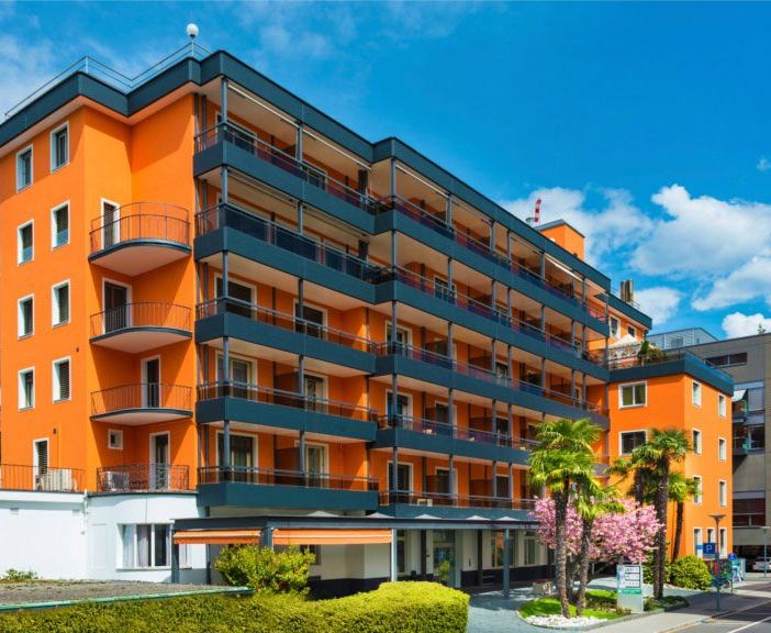 Locarno, a rischio il posto di lavoro dei frontalieri della clinica Santa Chiara