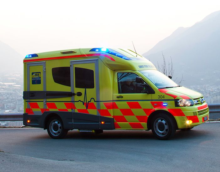 Si ferisce seriamente uscendo di strada con l'auto nei pressi di Bellinzona