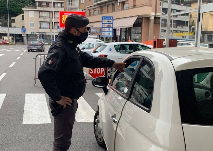 Controlli della Guardia di Finanza in dogana a Lavena Ponte Tresa