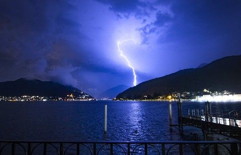 Un fulmine squarcia il lago di Lugano: un istante di drammatica potenza
