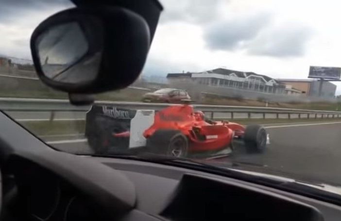 In autostrada come se fosse in una pista di F1: fermato un italiano
