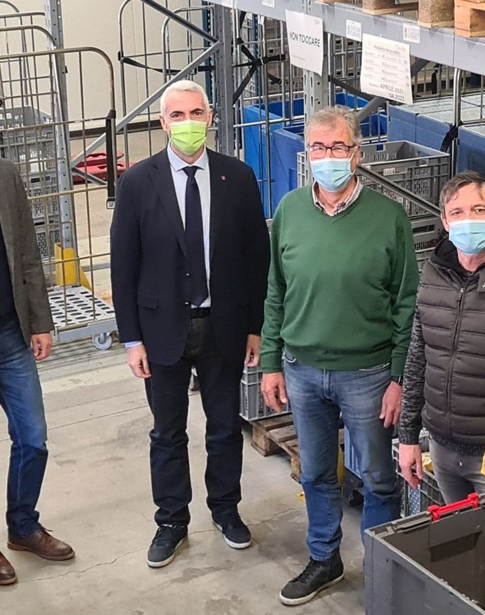 Il Presidente del Gran Consiglio Daniele Caverzasio visita al Centro logistico e di smistamento dell’Associazione Tavolino Magico a Cadenazzo