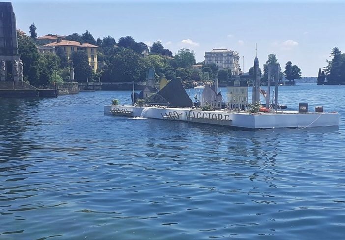 Giovane svizzero vandalizza la nuova piattaforma galleggiante e imbratta con lo spray muri e panchine a Pallanza