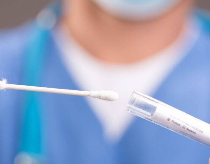 Niente più tamponi gratuiti per le persone che hanno avuto un contatto stretto con una persona contagiata
