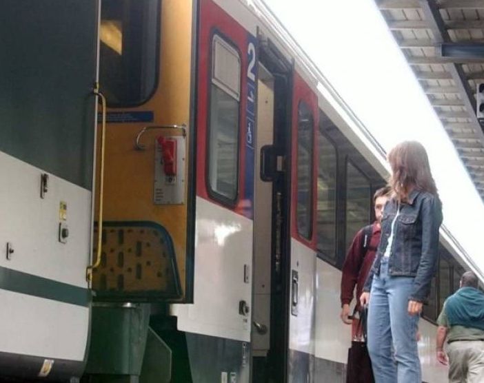 Invitati a rispettare le norme Covid, aggrediscono i poliziotti: fermati su un treno in arrivo a Giubiasco
