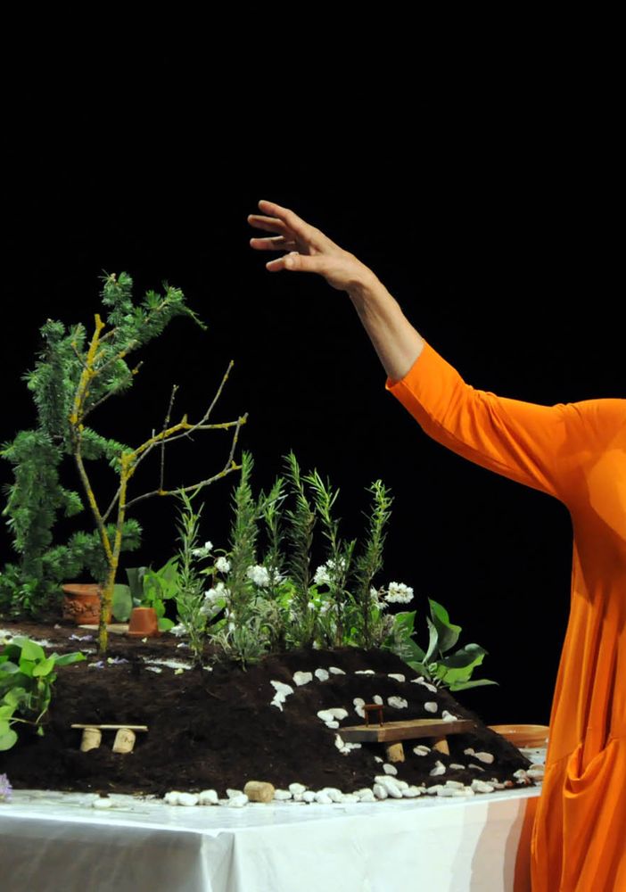 Gambarogno, teatro per tutti von “94 passi in giardino” di e con Lorenza Zambon”