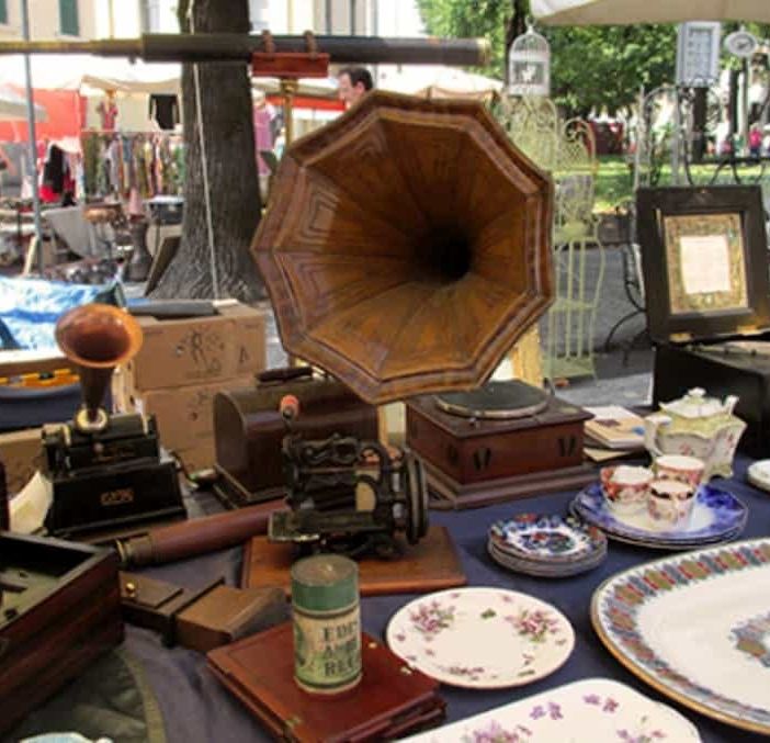 La Città Vecchia di Locarno si riempie di bancarelle colme di oggetti di antiquariato