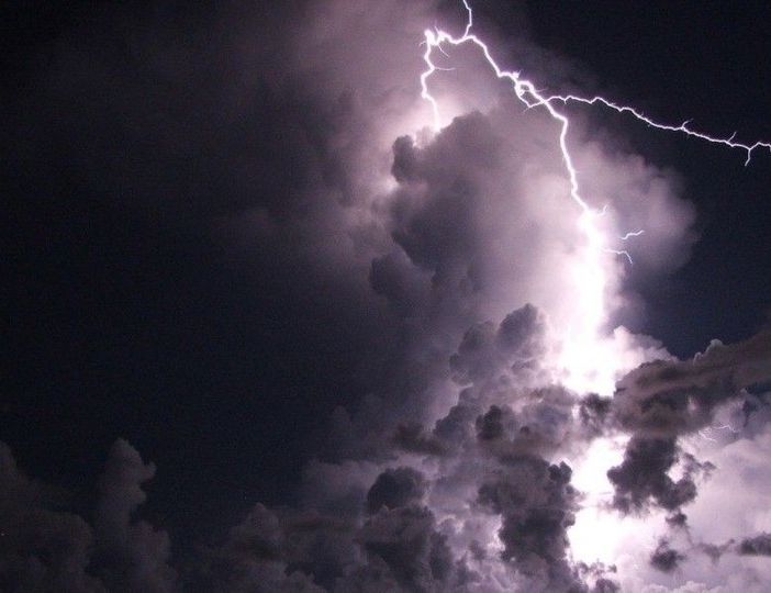 Maltempo a Locarno, pianta cade su un camper: cinque feriti, uno è gravissimo