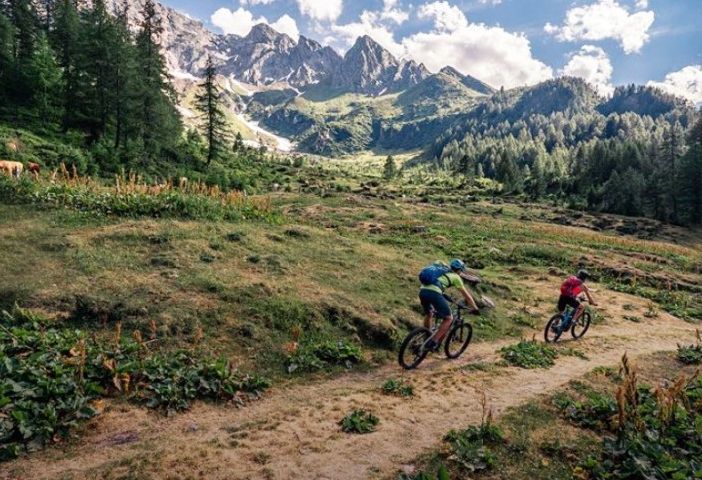Alpi Bedretto Bike, lungo pascoli erbosi e sentieri stretti, tra un alpeggio e l'altro, con un fantastico panorama