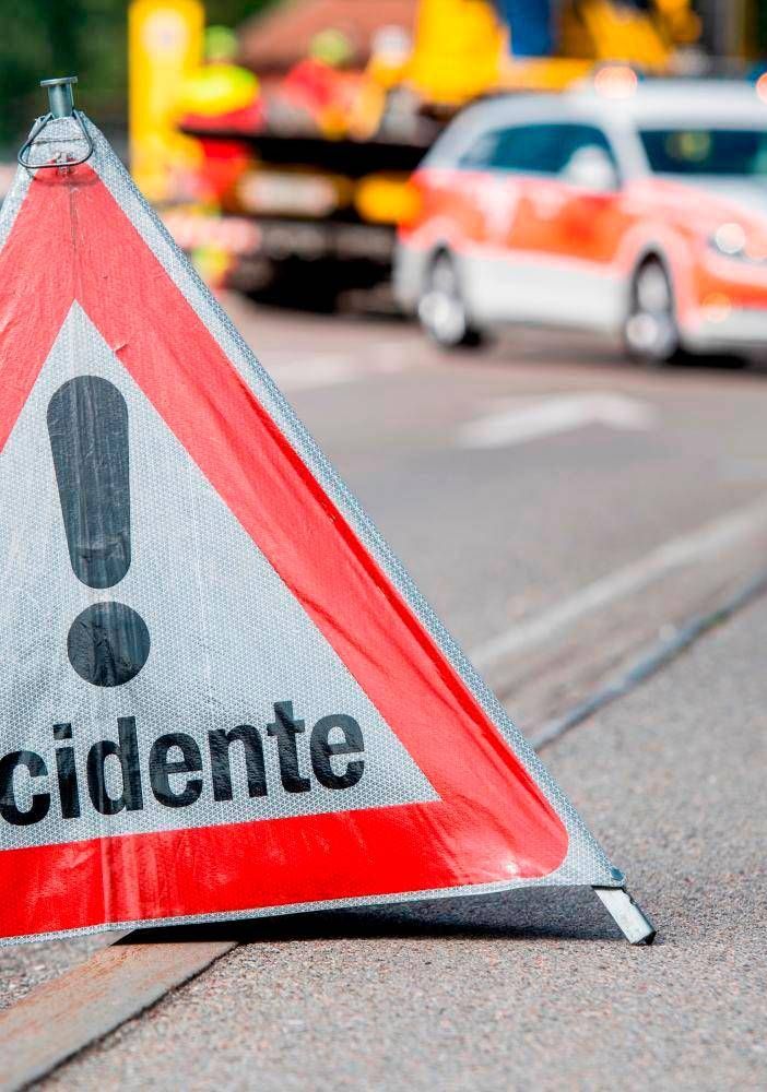 Canton Ticino, camionista italiano si ribalta sull'A2: carreggiata invasa da sacchi di cemento